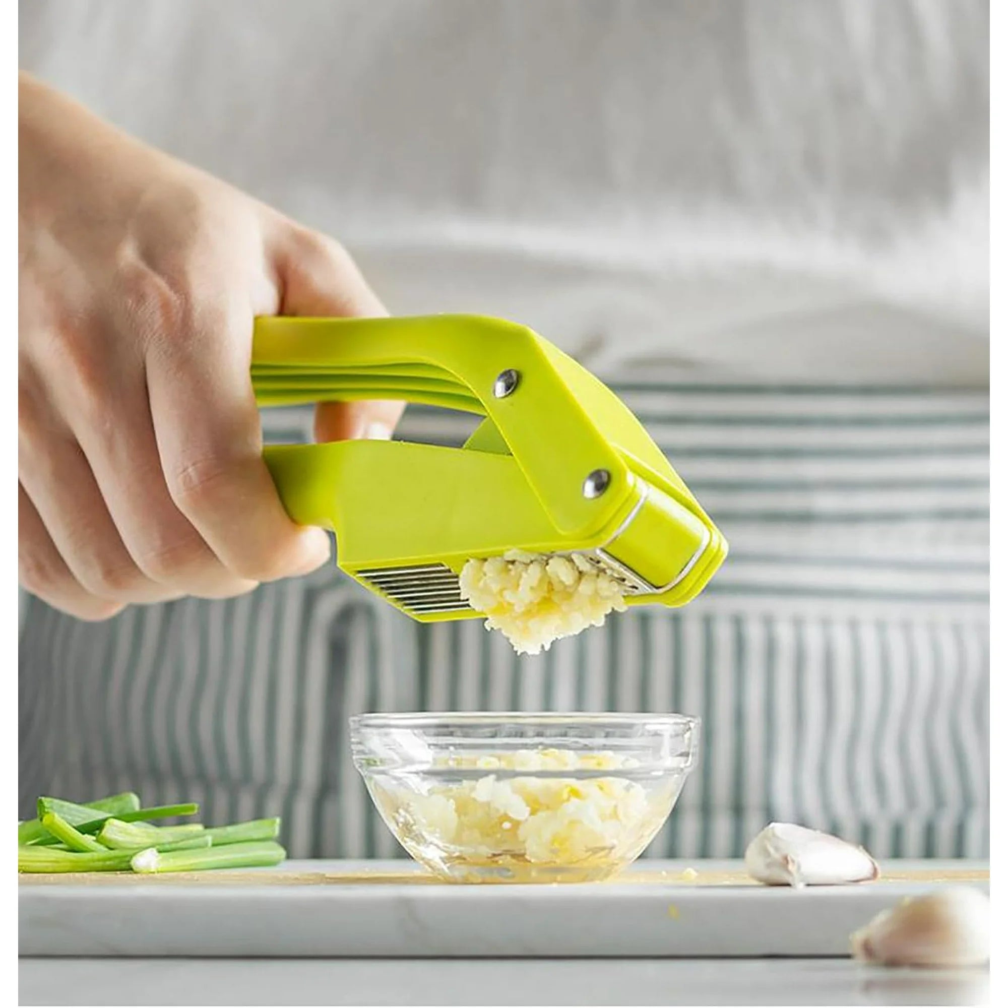 2-in-1 Garlic Crusher and Mincer Tool
