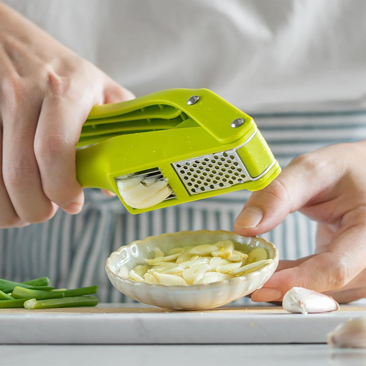 2-in-1 Garlic Crusher and Mincer Tool